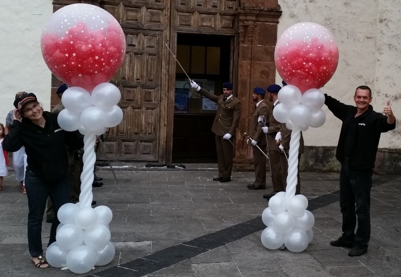 Esperando La salida de los Novios